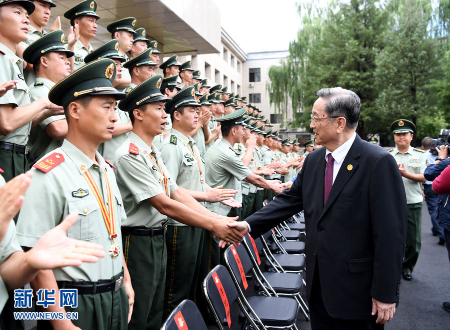8月7日，中共中央政治局常委、全國政協(xié)主席、中央代表團(tuán)團(tuán)長俞正聲率代表團(tuán)部分成員分別赴內(nèi)蒙古軍區(qū)、武警內(nèi)蒙古總隊(duì)、武警內(nèi)蒙古森林總隊(duì)慰問，并會見自治區(qū)政法干警代表。這是俞正聲會見武警內(nèi)蒙古森林總隊(duì)官兵。新華社記者 張領(lǐng) 攝