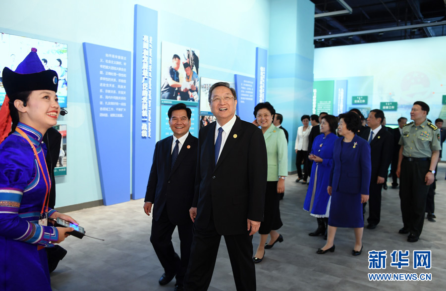 8月7日，中共中央政治局常委、全國政協(xié)主席、中央代表團團長俞正聲率代表團全體成員來到內(nèi)蒙古展覽館，參觀《守望相助團結(jié)奮斗——慶祝內(nèi)蒙古自治區(qū)成立70周年展覽》。 新華社記者 張領(lǐng) 攝