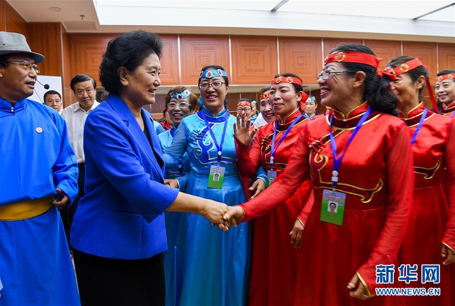 8月9日，中共中央政治局委員、國務院副總理、中央代表團副團長劉延東率中央代表團二分團到赤峰看望慰問各族干部群眾。這是劉延東在赤峰市群眾藝術館和群眾親切交談。新華社記者 連振 攝