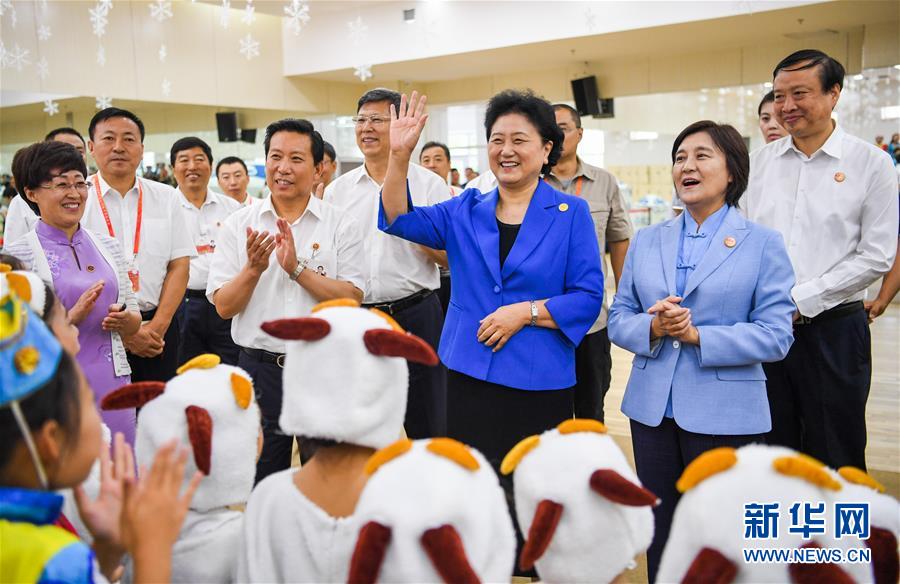 8月9日，中共中央政治局委員、國務院副總理、中央代表團副團長劉延東率中央代表團二分團到赤峰看望慰問各族干部群眾。這是劉延東在赤峰市青少年宮與青少年熱烈互動。新華社記者 連振 攝