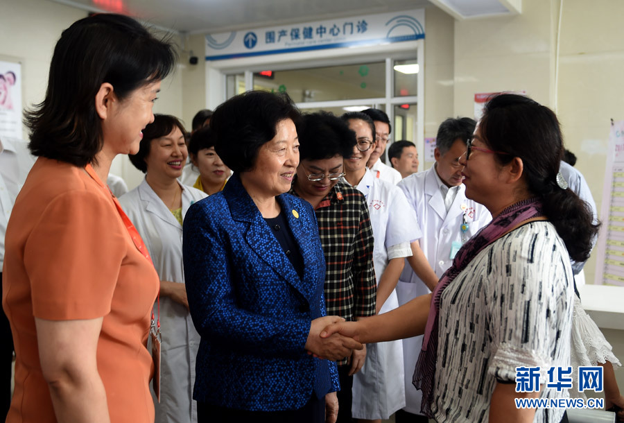 8月9日，中共中央政治局委員、中央統(tǒng)戰(zhàn)部部長、中央代表團副團長孫春蘭率中央代表團三分團，先后赴內(nèi)蒙古自治區(qū)烏海市、阿拉善盟看望各族干部群眾。這是孫春蘭在烏海市婦兒醫(yī)療預防保健中心同患者親切交談。新華社記者 任軍川 攝
