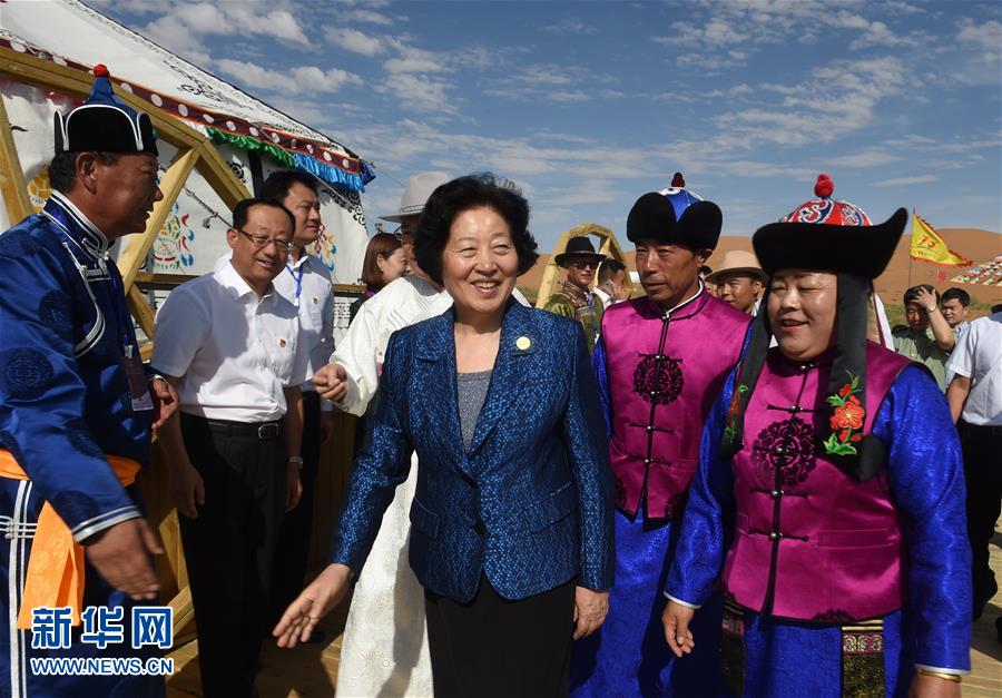8月10日，中共中央政治局委員、中央統(tǒng)戰(zhàn)部部長、中央代表團(tuán)副團(tuán)長孫春蘭率中央代表團(tuán)三分團(tuán)繼續(xù)在內(nèi)蒙古自治區(qū)阿拉善盟看望慰問，把以習(xí)近平同志為核心的黨中央的親切關(guān)懷和全國各族人民的美好祝福帶給阿拉善各族各界干部群眾。這是孫春蘭在牧民張輝生（右二）家了解生產(chǎn)生活情況。新華社記者 任軍川 攝