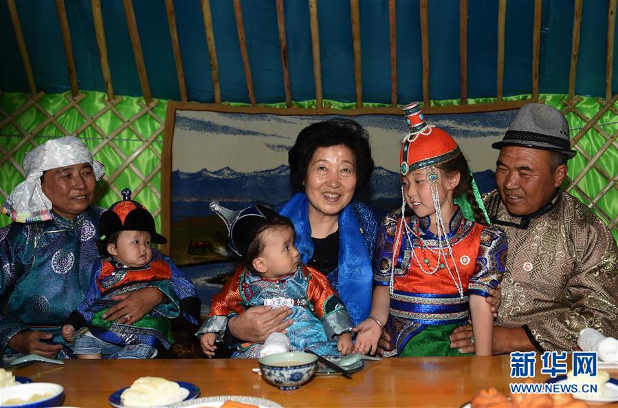 8月11日，帶著以習(xí)近平同志為核心的黨中央的親切關(guān)懷和全國(guó)各族人民的美好祝福，中共中央政治局委員、中央統(tǒng)戰(zhàn)部部長(zhǎng)、中央代表團(tuán)副團(tuán)長(zhǎng)孫春蘭率中央代表團(tuán)三分團(tuán)在錫林郭勒盟看望各族干部群眾，共同慶祝內(nèi)蒙古自治區(qū)成立70周年。這是孫春蘭在錫林浩特市寶力根蘇木牧民巴·巴特爾（右一）家中看望。新華社記者 任軍川 攝