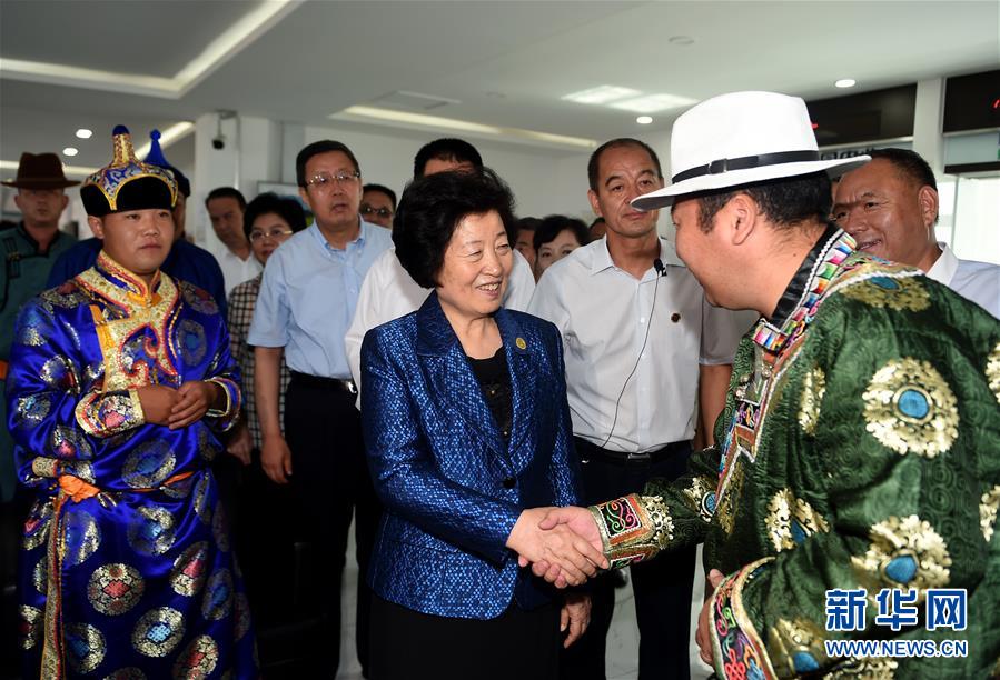 8月11日，帶著以習(xí)近平同志為核心的黨中央的親切關(guān)懷和全國(guó)各族人民的美好祝福，中共中央政治局委員、中央統(tǒng)戰(zhàn)部部長(zhǎng)、中央代表團(tuán)副團(tuán)長(zhǎng)孫春蘭率中央代表團(tuán)三分團(tuán)在錫林郭勒盟看望各族干部群眾，共同慶祝內(nèi)蒙古自治區(qū)成立70周年。這是孫春蘭在非公企業(yè)大莊園生態(tài)牛羊肉產(chǎn)業(yè)示范園同前來售羊的牧民親切交談。新華社記者 任軍川 攝