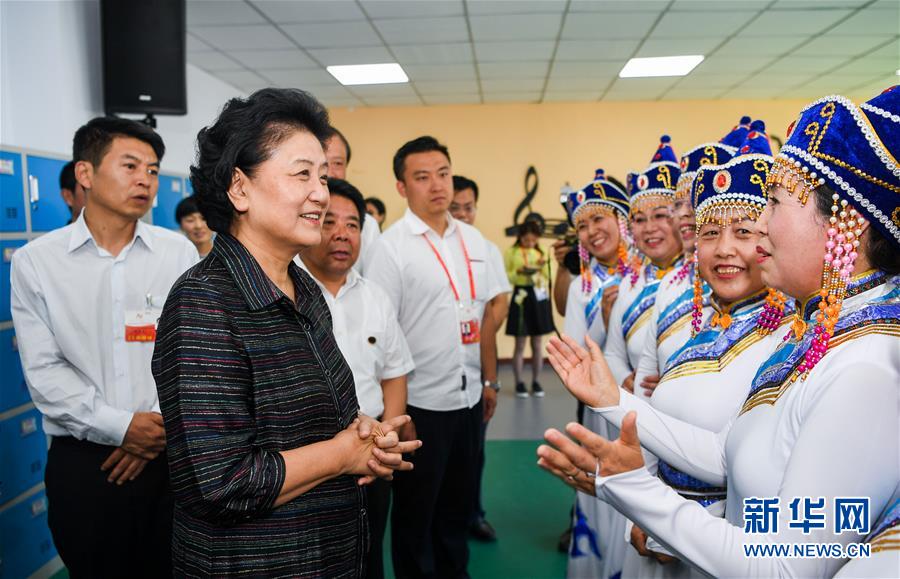 8月11日，中共中央政治局委員、國務(wù)院副總理、中央代表團(tuán)副團(tuán)長劉延?xùn)|率中央代表團(tuán)二分團(tuán)，看望慰問烏蘭察布各族干部群眾，轉(zhuǎn)達(dá)以習(xí)近平同志為核心的黨中央的親切關(guān)懷和全國人民的美好祝愿。這是劉延?xùn)|在考察察哈爾社區(qū)時(shí)與居民們親切交談。新華社記者 連振 攝