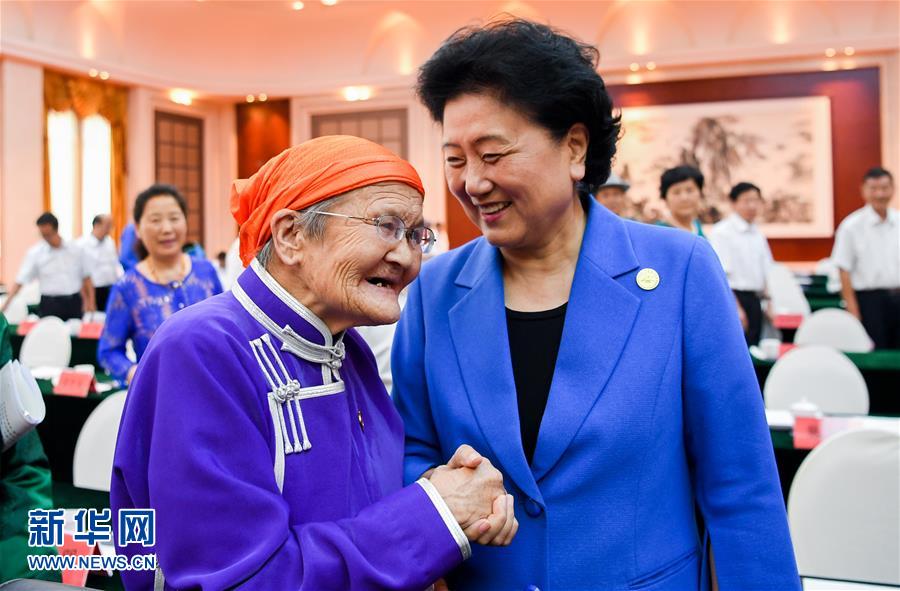 8月11日，中共中央政治局委員、國務(wù)院副總理、中央代表團(tuán)副團(tuán)長劉延?xùn)|率中央代表團(tuán)二分團(tuán)，看望慰問烏蘭察布各族干部群眾，轉(zhuǎn)達(dá)以習(xí)近平同志為核心的黨中央的親切關(guān)懷和全國人民的美好祝愿。這是劉延?xùn)|在出席烏蘭察布市慶祝內(nèi)蒙古自治區(qū)成立70周年座談會(huì)后，與“草原母親”都貴瑪親切交談。新華社記者 連振 攝