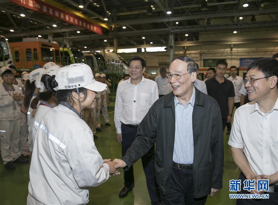 9月3日至5日，中共中央政治局常委、中央紀(jì)委書記、中央巡視工作領(lǐng)導(dǎo)小組組長王岐山在湖南省調(diào)研并主持召開巡察工作座談會。這是9月4日，王岐山到中國中車株洲電力機(jī)車有限公司考察。新華社記者 王曄 攝
