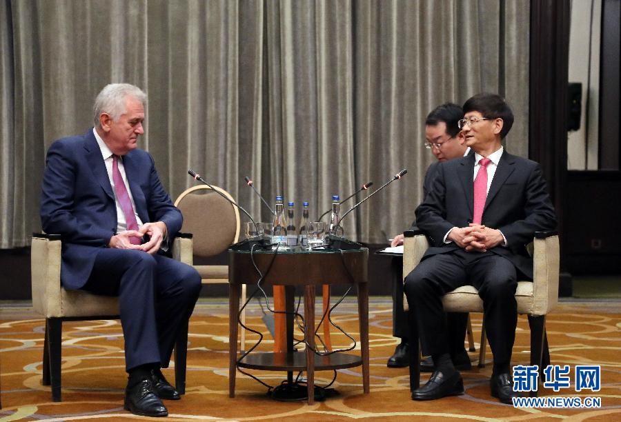9月11日，在塞爾維亞首都貝爾格萊德，習(xí)近平主席特使、中共中央政治局委員、中央政法委書記孟建柱（右）會(huì)見塞爾維亞前總統(tǒng)尼科利奇（左）。新華社記者王慧娟攝