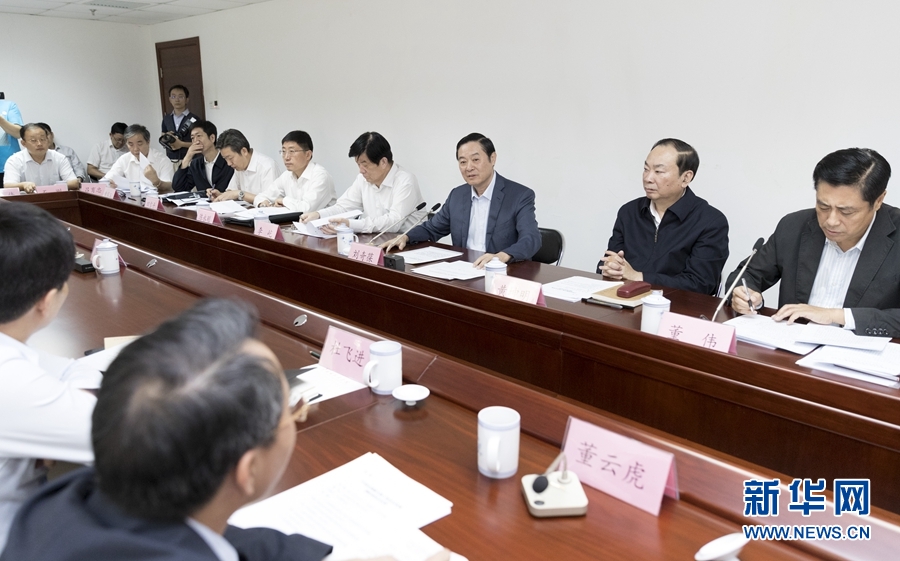 9月22日，中共中央政治局委員、中央書記處書記、中宣部部長(zhǎng)劉奇葆在北京調(diào)研京劇像音像工程情況。這是劉奇葆與有關(guān)方面負(fù)責(zé)同志座談交流。新華社記者 丁海濤 攝