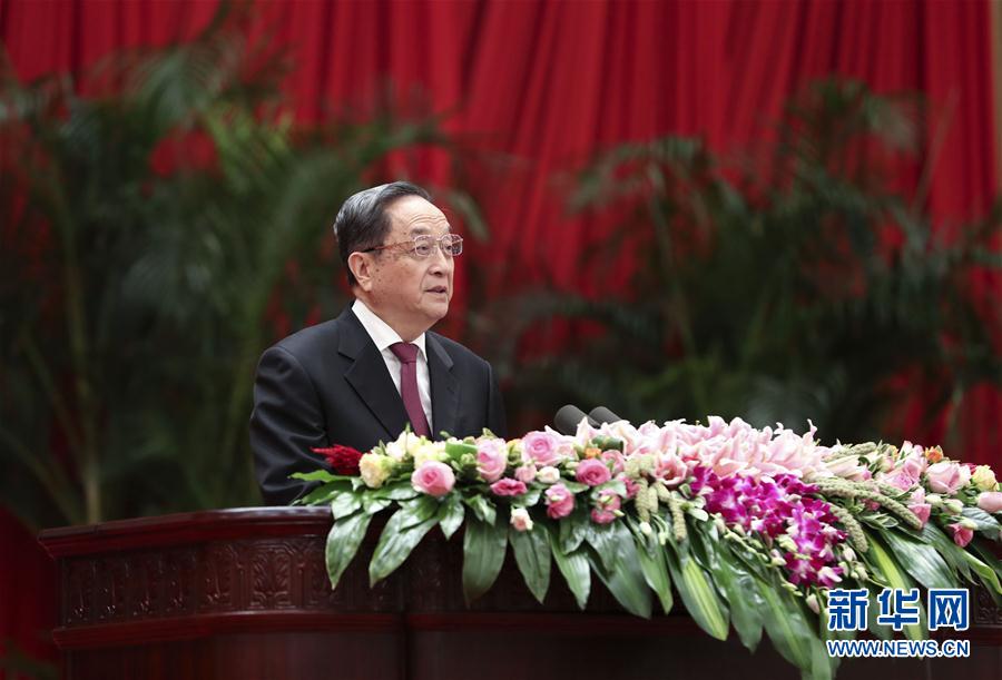 9月28日，全國政協(xié)辦公廳、中共中央統(tǒng)戰(zhàn)部、國務(wù)院僑辦、國務(wù)院港澳辦、國務(wù)院臺(tái)辦在北京人民大會(huì)堂聯(lián)合舉行國慶招待會(huì)。中共中央政治局常委、全國政協(xié)主席俞正聲與2800多名港澳臺(tái)僑各界代表歡聚一堂，慶祝中華人民共和國成立68周年。這是俞正聲在招待會(huì)上致辭。新華社記者 龐興雷 攝
