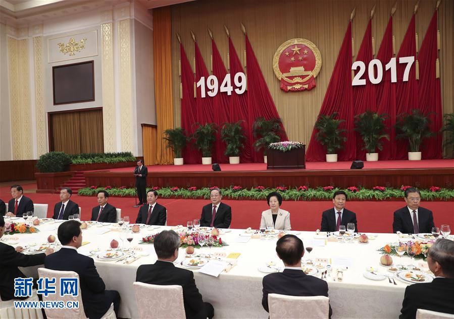 9月28日，全國政協(xié)辦公廳、中共中央統(tǒng)戰(zhàn)部、國務(wù)院僑辦、國務(wù)院港澳辦、國務(wù)院臺(tái)辦在北京人民大會(huì)堂聯(lián)合舉行國慶招待會(huì)。中共中央政治局常委、全國政協(xié)主席俞正聲與2800多名港澳臺(tái)僑各界代表歡聚一堂，慶祝中華人民共和國成立68周年。這是俞正聲在招待會(huì)上致辭。新華社記者 龐興雷 攝