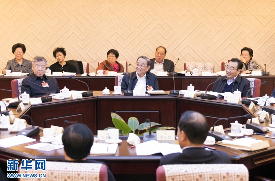 10月30日，政協(xié)第十二屆全國委員會常務委員會第二十三次會議舉行分組討論，與會人員圍繞深入學習貫徹中共十九大精神認真討論，積極建言獻策。全國政協(xié)主席俞正聲參加討論。新華社記者 丁海濤 攝