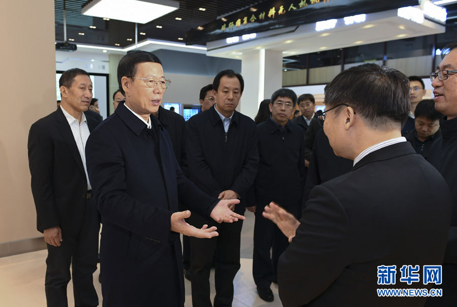 11月14日至15日，國務(wù)院副總理張高麗在黑龍江調(diào)研。這是11月14日，張高麗到黑龍江工業(yè)技術(shù)研究院成果展示中心，了解產(chǎn)學(xué)研結(jié)合推動創(chuàng)新發(fā)展情況。 新華社記者 高潔 攝