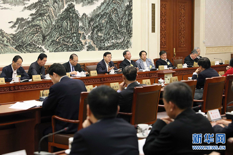 12月23日，十二屆全國人大常委會(huì)第三十一次會(huì)議舉行分組會(huì)議，審議監(jiān)察法草案二次審議稿等。張德江委員長參加審議。 新華社記者劉衛(wèi)兵攝