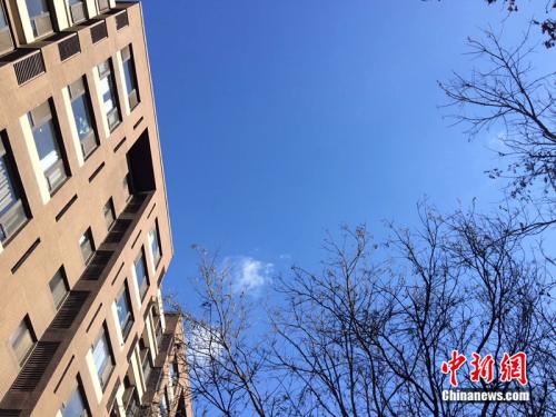 2017年12月7日，北京空氣質(zhì)量較好，圖為北京豐臺區(qū)某小區(qū)拍到的藍(lán)天。<a target='_blank'  >中新網(wǎng)</a> 邱宇 攝