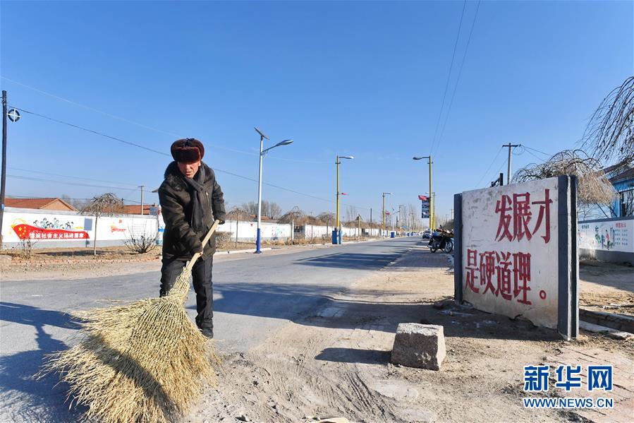 （新華全媒頭條·新時(shí)代新氣象新作為·圖文互動）（1）抬腳踏上水泥路，出門坐上公交車——我國竭力破除農(nóng)村交通“最后一公里”瓶頸