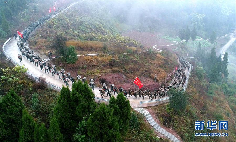 （新華全媒頭條·圖文互動）（13）備戰(zhàn)踏上新起點，練兵展現(xiàn)新氣象——2018中國軍隊新年開訓全景大掃描