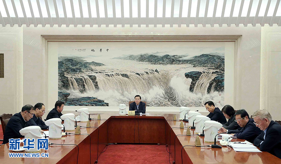 1月16日，中共十二屆全國人大常委會(huì)黨組在北京召開會(huì)議，認(rèn)真學(xué)習(xí)領(lǐng)會(huì)習(xí)近平總書記在十九屆中央紀(jì)委二次全會(huì)上的重要講話和全會(huì)精神，研究部署貫徹落實(shí)工作。全國人大常委會(huì)委員長、常委會(huì)黨組書記張德江主持會(huì)議并講話。新華社記者 劉衛(wèi)兵 攝