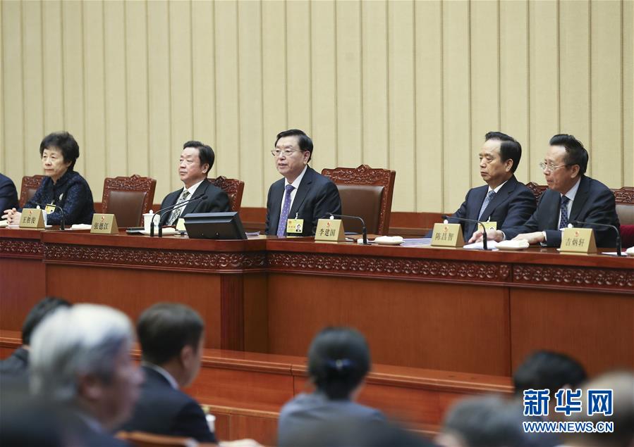 1月30日，全國人大常委會(huì)委員長張德江主持十二屆全國人大常委會(huì)第三十二次會(huì)議閉幕會(huì)。在會(huì)議完成各項(xiàng)表決事項(xiàng)后，張德江發(fā)表講話。新華社記者 姚大偉 攝