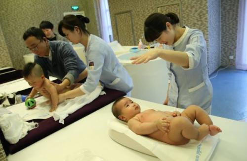資料圖片：1月30日，母嬰家庭保健師在上海一家月子會所內(nèi)護(hù)理嬰兒。新華社記者 裴鑫 攝