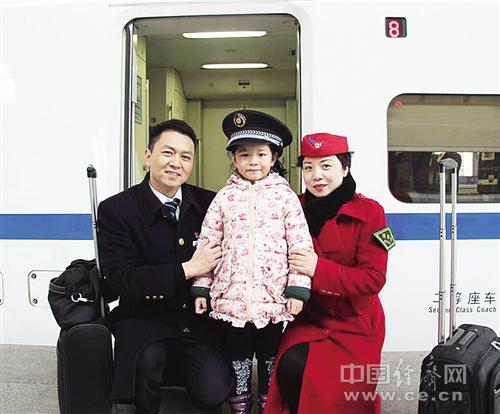 陳剛（左）、肖三英以及女兒陳昱彤的合照。經(jīng)濟(jì)日?qǐng)?bào)-中國(guó)經(jīng)濟(jì)網(wǎng)記者 王軼辰攝