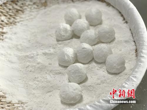 制作元宵時，首先要將餡料做好，沾上水，再投進(jìn)盛滿糯米粉的笸籮內(nèi)搖。<a target='_blank'  ><p  align=