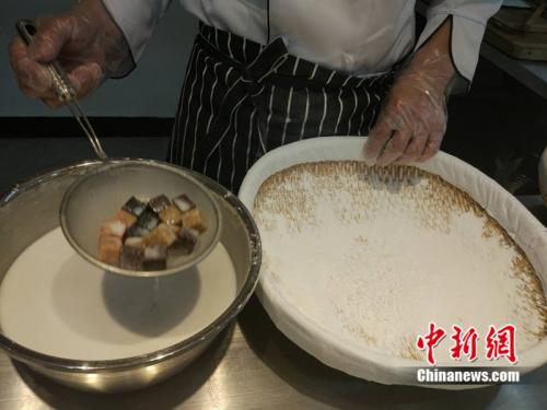 制作元宵時，首先要將餡料做好，沾上水，再投進(jìn)盛滿糯米粉的笸籮內(nèi)搖。<a target='_blank'  ><p  align=
