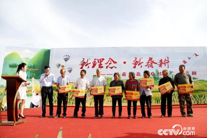 愛(ài)心企業(yè)與貧困農(nóng)戶(hù)結(jié)對(duì)子、送肥料