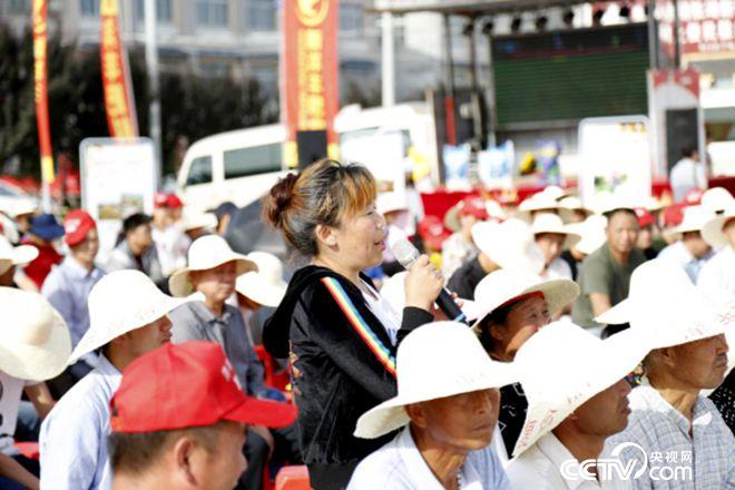 活動(dòng)現(xiàn)場(chǎng)，農(nóng)民搶答問(wèn)題
