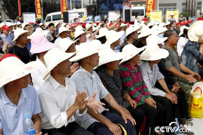 活動(dòng)現(xiàn)場(chǎng)，農(nóng)戶(hù)們聽(tīng)講很認(rèn)真