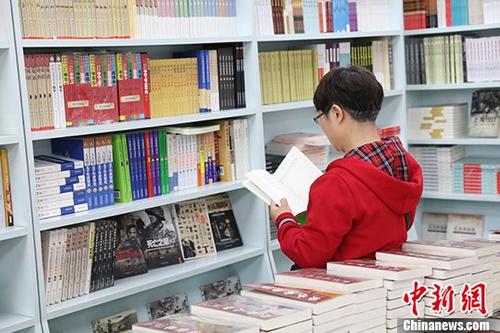 5月9日，一女子在哈爾濱市某書(shū)店選購(gòu)圖書(shū)。從5月1日至5月4日，全國(guó)32家紙廠宣布漲價(jià)，各紙種漲價(jià)幅度為每噸100元至300元不等。對(duì)此，出版行業(yè)業(yè)內(nèi)人士表示“因?yàn)榧垙垉r(jià)格上漲，直接造成了出版成本的明顯增加，出版行業(yè)只能被迫對(duì)圖書(shū)定價(jià)進(jìn)行調(diào)整。”
<a target='_blank' >中新社</a>記者 于琨 攝