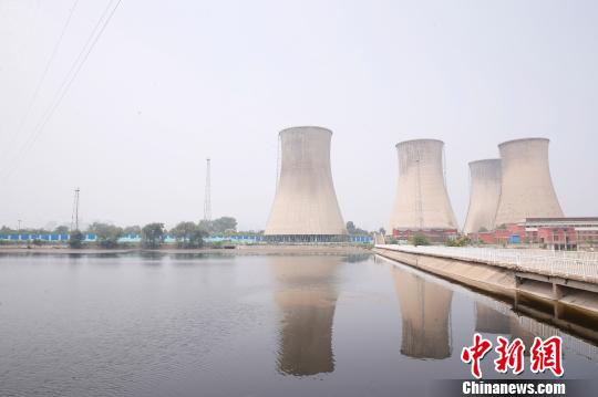 按照規(guī)劃，位于首鋼園區(qū)內(nèi)的滑雪大跳臺(tái)建成后將成為世界首例永久保留和使用的單板大跳臺(tái)場(chǎng)地。圖為單板大跳臺(tái)選址所在地?！№n海丹 攝