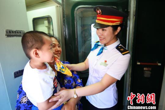 圖為列車員為旅客提供服務。(中國鐵路哈爾濱局集團有限公司提供)