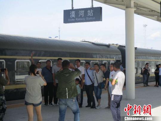 圖為旅客在漠河站合影留念。(中國鐵路哈爾濱局集團有限公司提供)