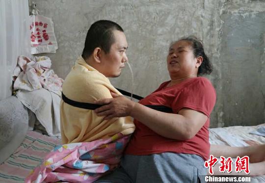 身體日漸衰老的梁青蘭每次幫兒子翻身、坐立，全身的衣物都要濕透一次。　尚明俠 攝