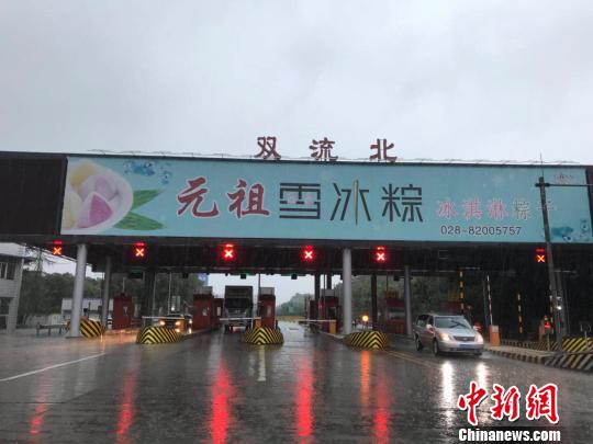 網(wǎng)傳車輛被淹的收費(fèi)站現(xiàn)狀?！＄娦?攝