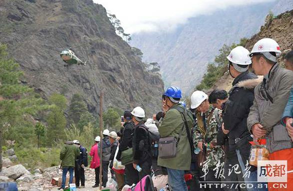 2015年4月，因地震被困尼泊爾的中國公民準備登機