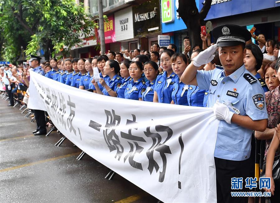 （熱點鮮報·圖文互動）（1）以身擋刀、以命護民，四川十萬群眾送別公安英雄