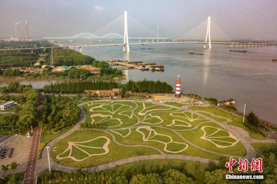 8月9日，航拍南京魚嘴濕地公園，旁邊就是南京第三長(zhǎng)江大橋。 <a target='_blank' >中新社</a>記者 泱波 攝