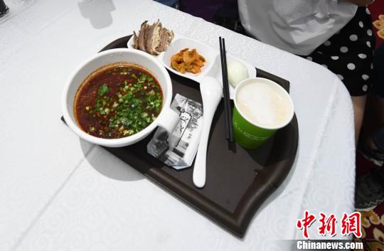 圖為“環(huán)西部火車游Y667/8次”列車上推出蘭州牛肉面套餐，套餐38元，有一碗牛肉面、一碟牛肉、一個(gè)雞蛋、一份小菜、一份甜胚子?！钇G敏 攝