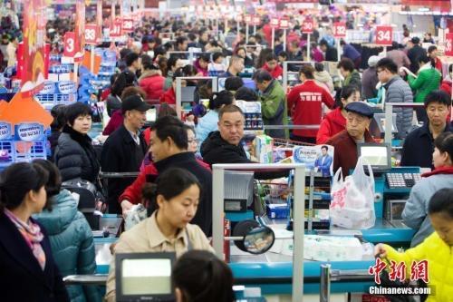 資料圖：民眾購買生活用品。張?jiān)?攝