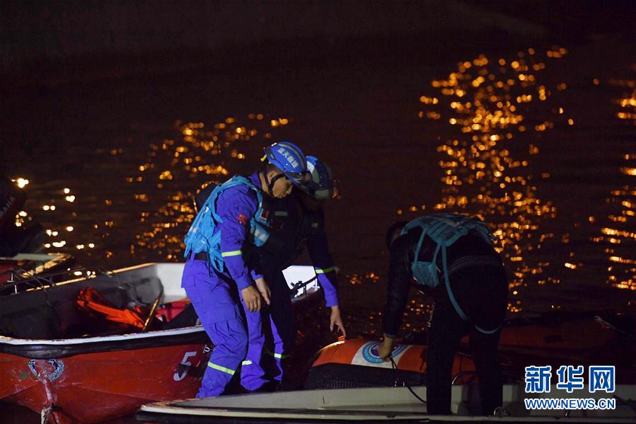 （重慶公交車墜江事故·圖文互動）（1）夜幕降臨，重慶萬州公交客車墜江事故救援工作仍在進行中