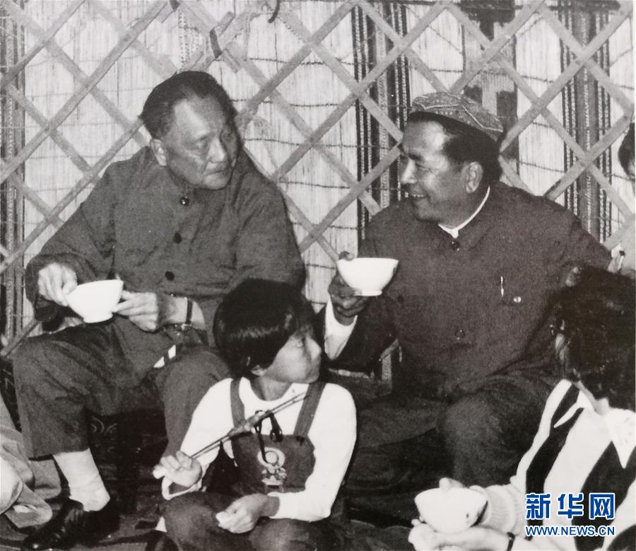 （時(shí)政）（2）鐵木爾·達(dá)瓦買(mǎi)提同志生平照片