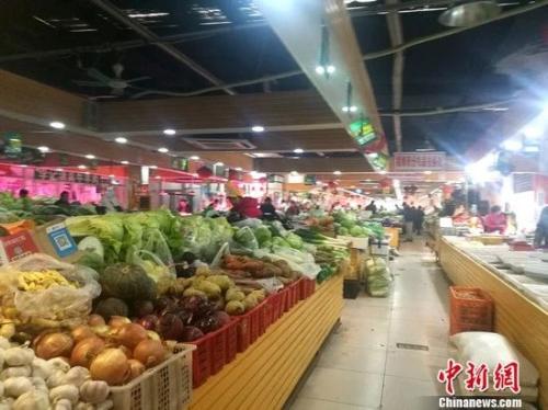 資料圖：圖為北京一家菜市場(chǎng)內(nèi)景。 謝藝觀 攝