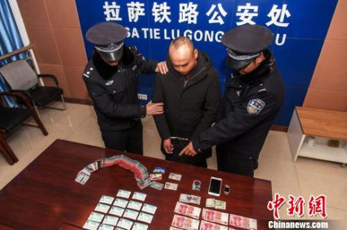 資料圖：一犯罪嫌疑人對拉薩鐵路警方查獲的火車票進(jìn)行指認(rèn)。　胡傳鑫 攝