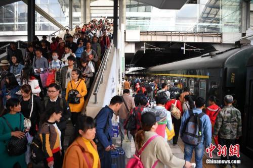 資料圖：2018年3月12日，旅客在昆明火車站進(jìn)站乘車。<a target='_blank' ><p  align=