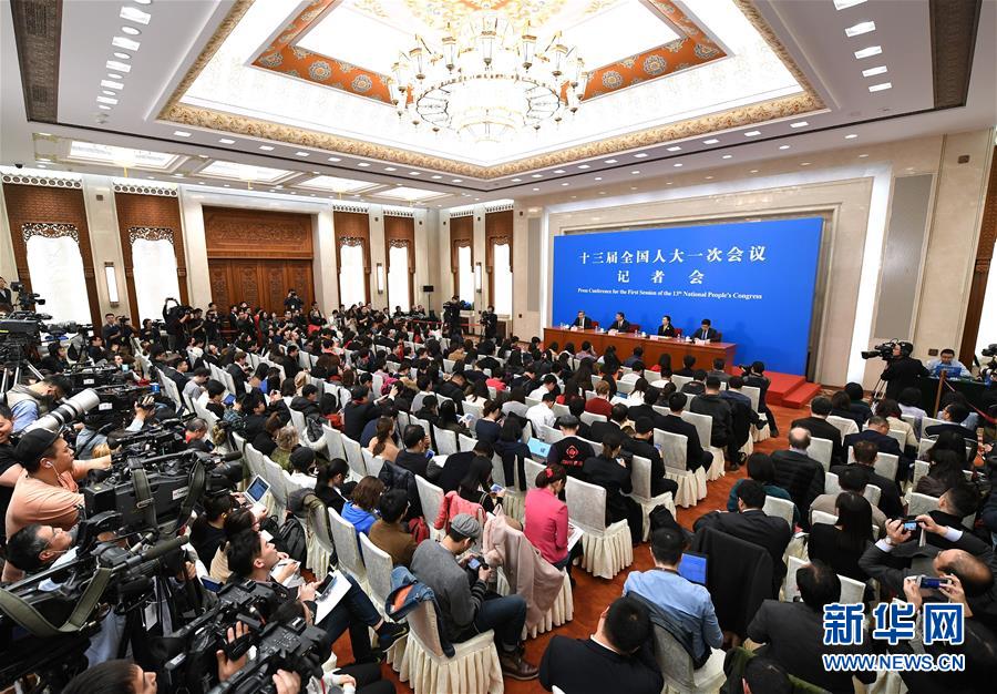 （兩會）（4）十三屆全國人大一次會議秘書處法案組有關(guān)負責(zé)人回應(yīng)憲法修正案熱點問題 