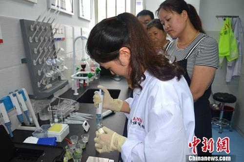 資料圖：工作人員根據(jù)消費者要求現(xiàn)場檢驗，共筑食品安全。<a target='_blank' ><p  align=