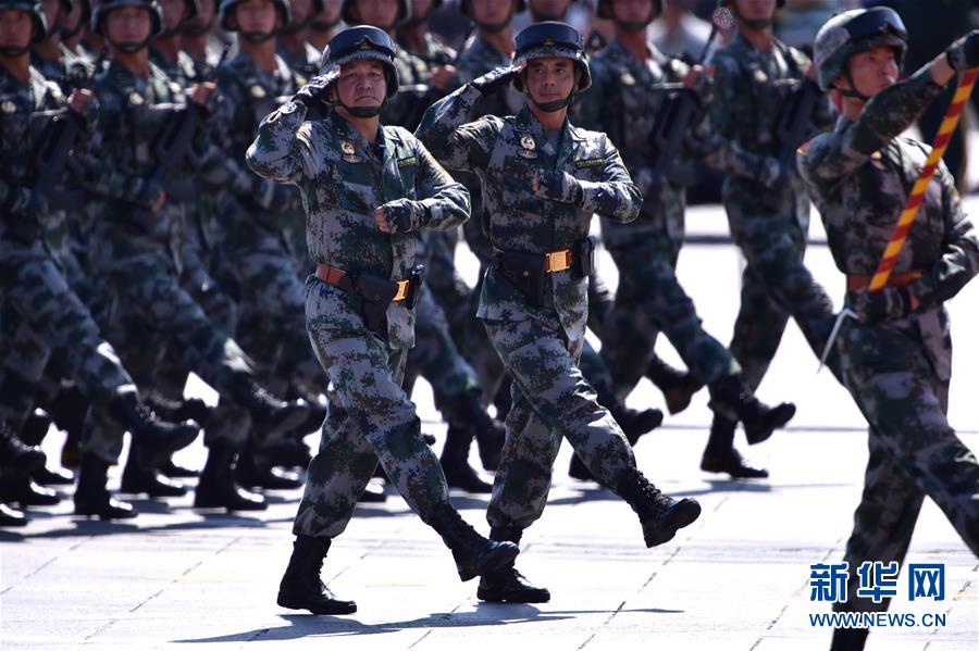 （新華全媒頭條·強軍思想引領(lǐng)新征程·圖文互動）（4）那一刻，我們光榮接受檢閱