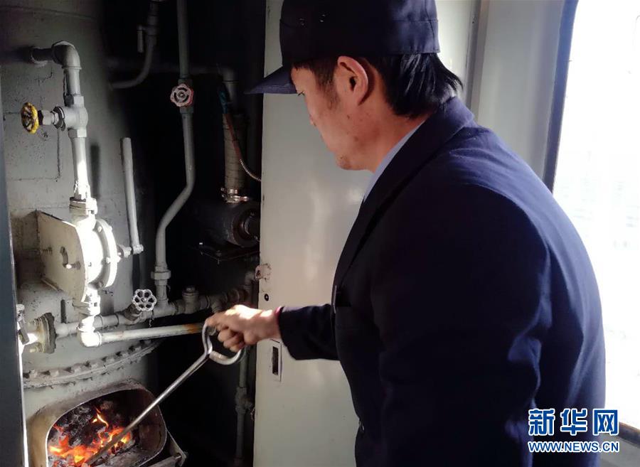 （新春走基層·圖文互動）（3）變的是時間，不變的是溫情——開往小興安嶺深處的幸福“慢火車”